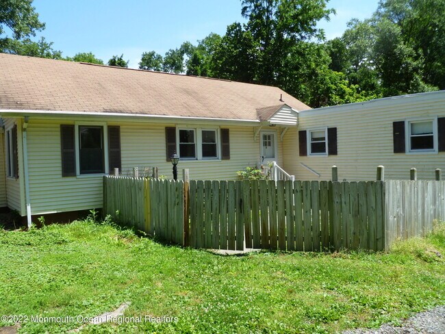 Building Photo - 834 Sycamore Ave