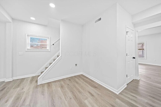 Building Photo - Fully Renovated 3BR/3BA Home with Quartz Finishes Near Easton - Move in Ready!