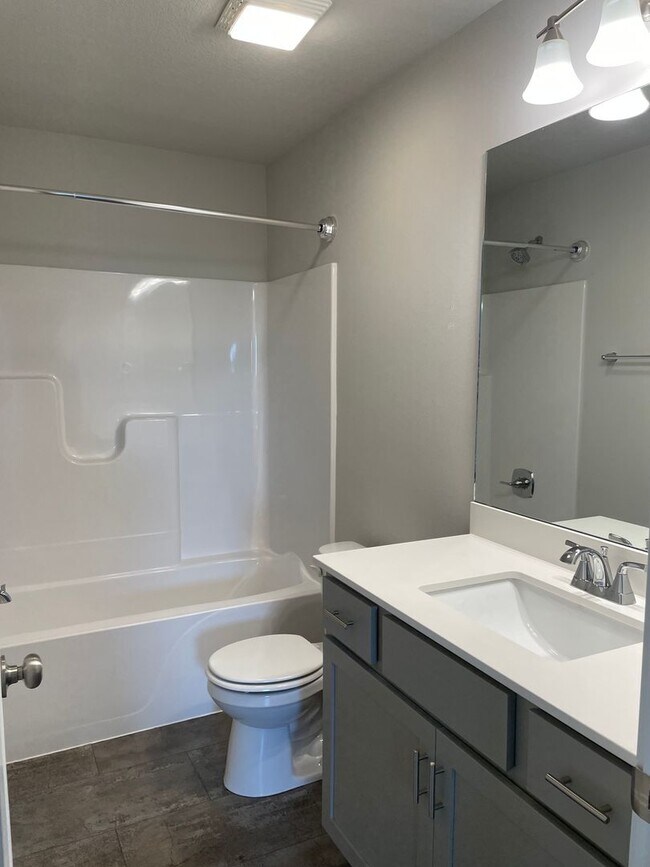 Foto del edificio - FREE RENT SPECIAL! 3 bedroom 3 bathroom Single-Family Home in Urbandale, IA