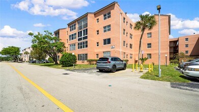 Building Photo - 2861 Somerset Dr