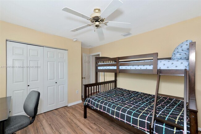 Building Photo - 2916 Woodcrest Dr