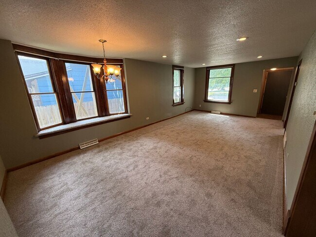 Building Photo - 721 E Kemp Ave