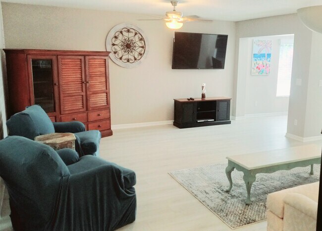 Sala de estar - 821 Montrose Dr