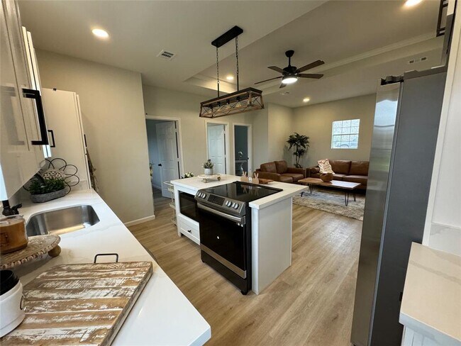 Foto del edificio - 614 Sequoia Dr