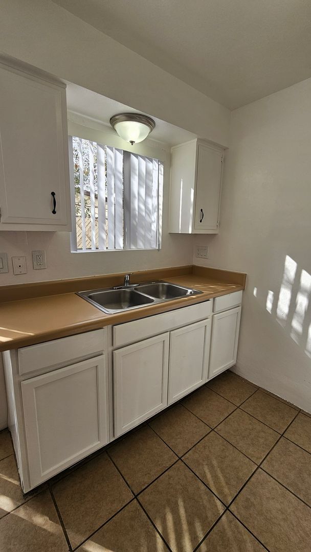 Foto del edificio - 1 month free rent move in promotion! 2 Bed 1 Bath Eastside Apartment!