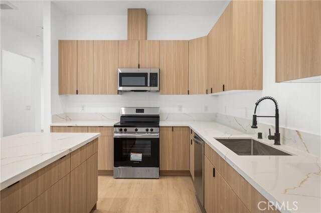 Foto del edificio - 6950 Amestoy Ave