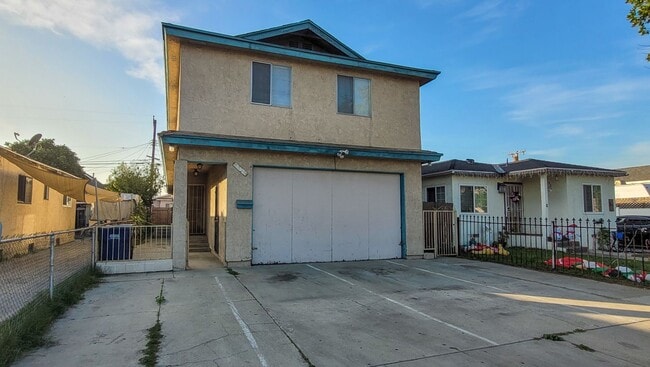 Building Photo - 6 Bedroom 3 Bath Two Story House with REMODELED Kitchen and Bathrooms Available Now!