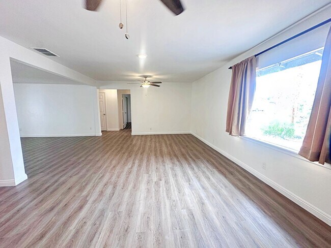 Foto del edificio - 812 Bracken Ave