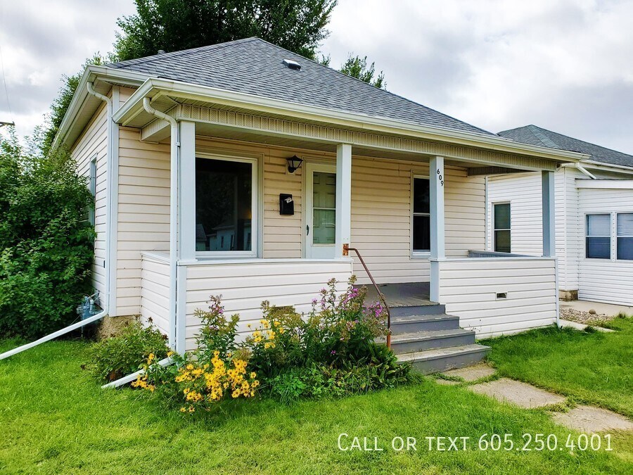 Foto principal - 2 Bed 1 Bath Home with 2 Stall Garage!