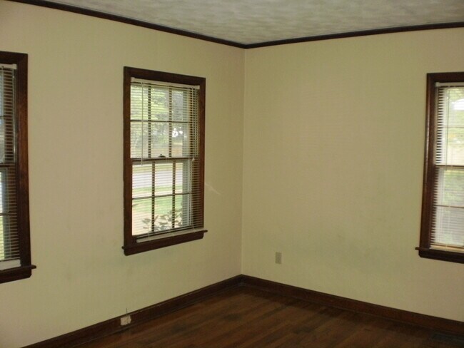 Front bedroom - 511 Vaughn Rd