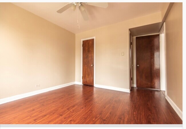 Large Bed room - 6654 W Devon Ave