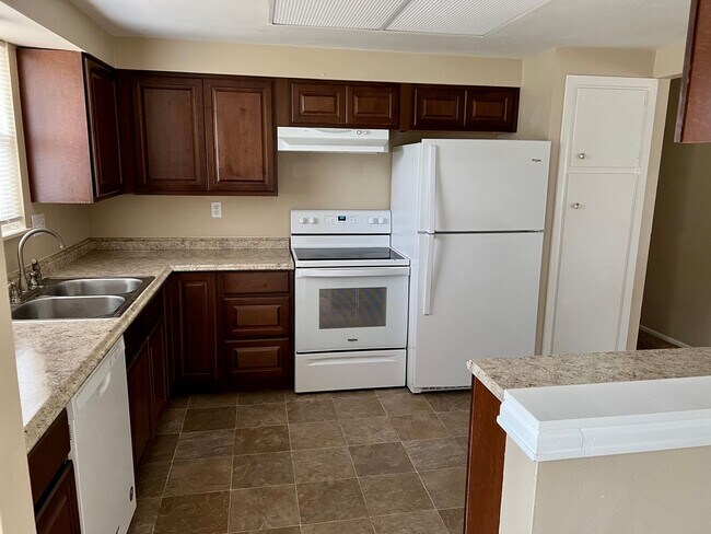 Photo - Bi-level 4 bedroom/2.5 bath in Fountain House