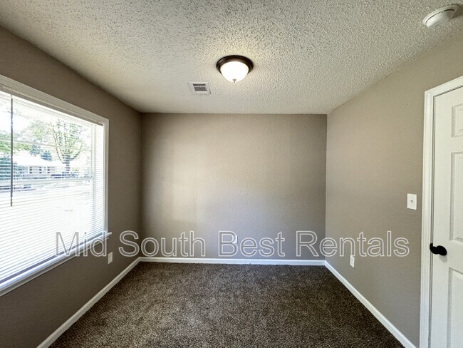 Foto del edificio - 5617 Shamrock Dr