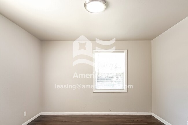 Building Photo - 4633 N St Louis Ave