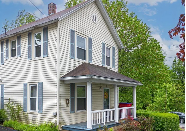 Building Photo - Large Newly Renovated 3 Bed/1 Bath Single ...