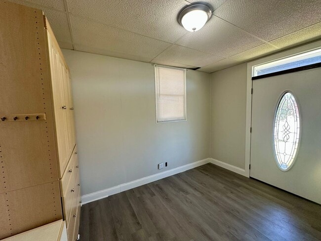 Building Photo - Norwood- Adorable Duplex with ample space ...