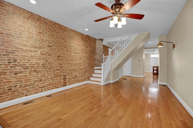 Building Photo - Upscale and Sophisticated Townhome in Char...