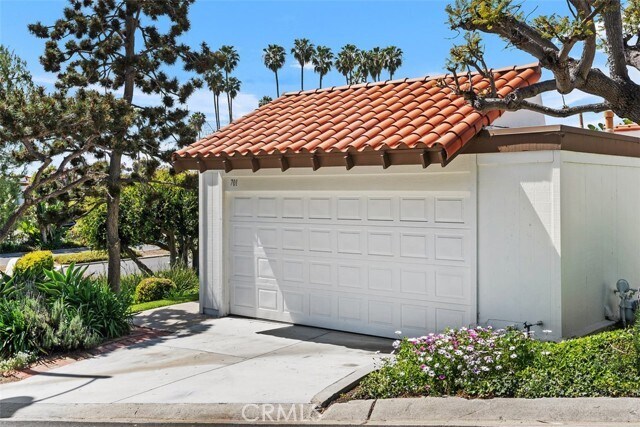 Building Photo - 701 Calle Los Olivos