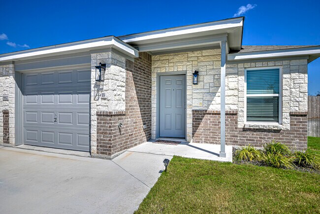 Foto del edificio - 5812 McGregor Loop
