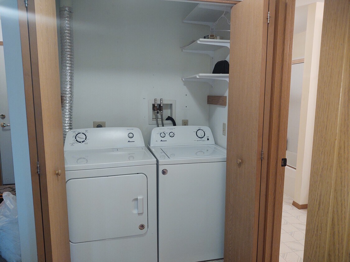 Full size washer dryer - 140 W Commerce Blvd