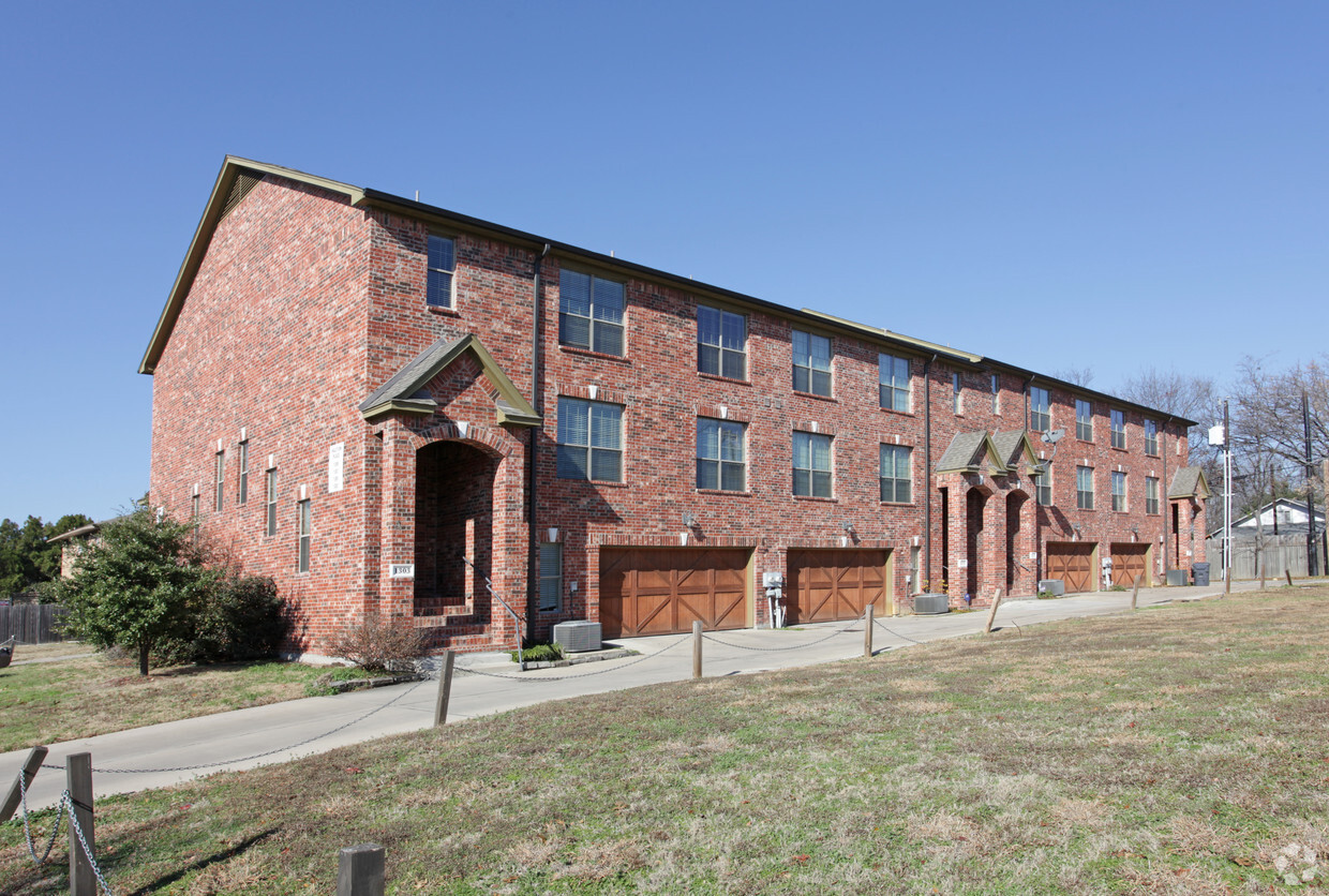 Primary Photo - 1303-1309 Halcyon Pl