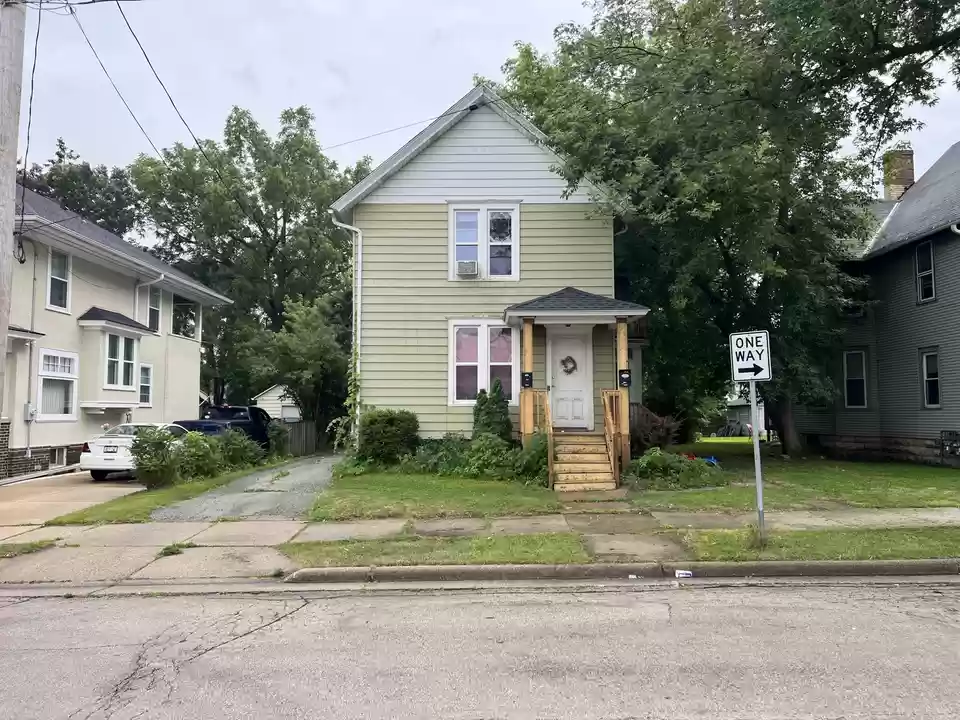 Primary Photo - 211 E Park Ave