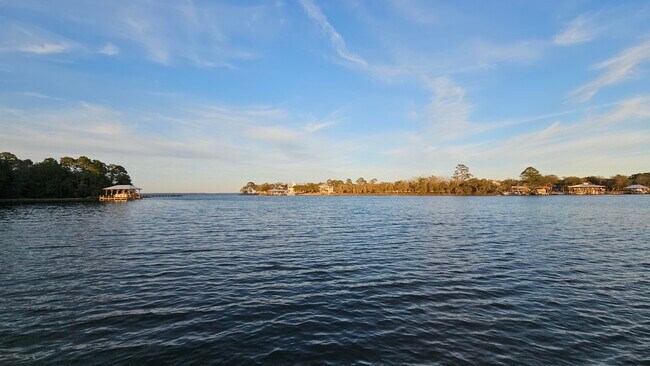 Foto del edificio - 76 Beacon Point Dr