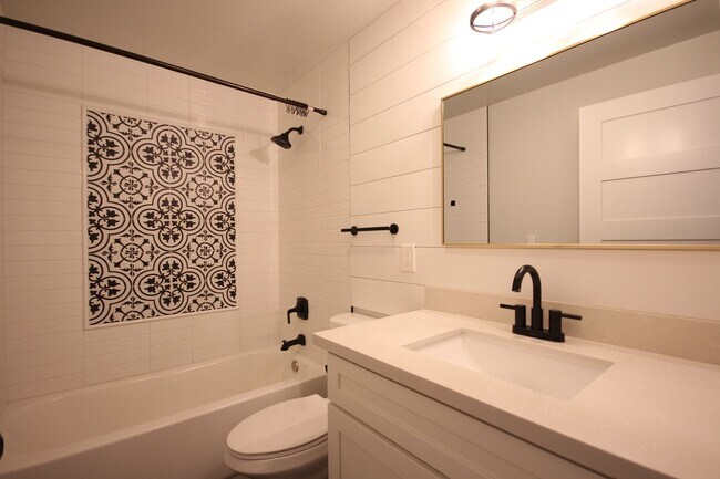 Building Photo - Charming Down Town Sumner Duplex