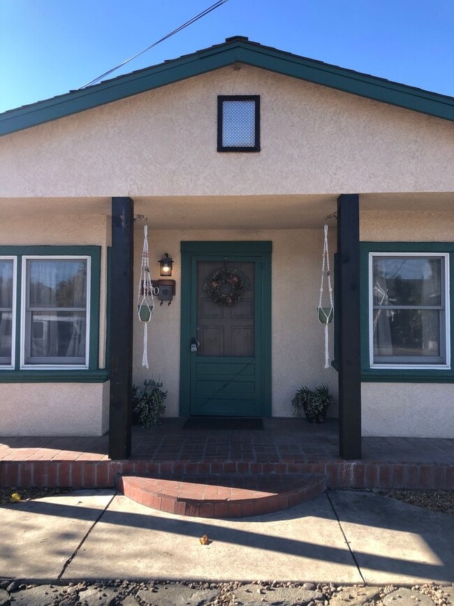 Building Photo - Unique Old Town Clovis, 3 bedroom 1 bathro...