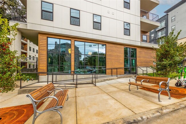 Building Photo - 2500 Longview St