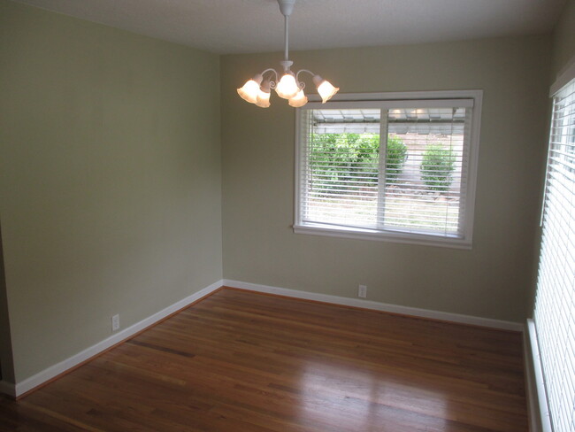 Building Photo - Three Bedroom Home in South Salem with Big...