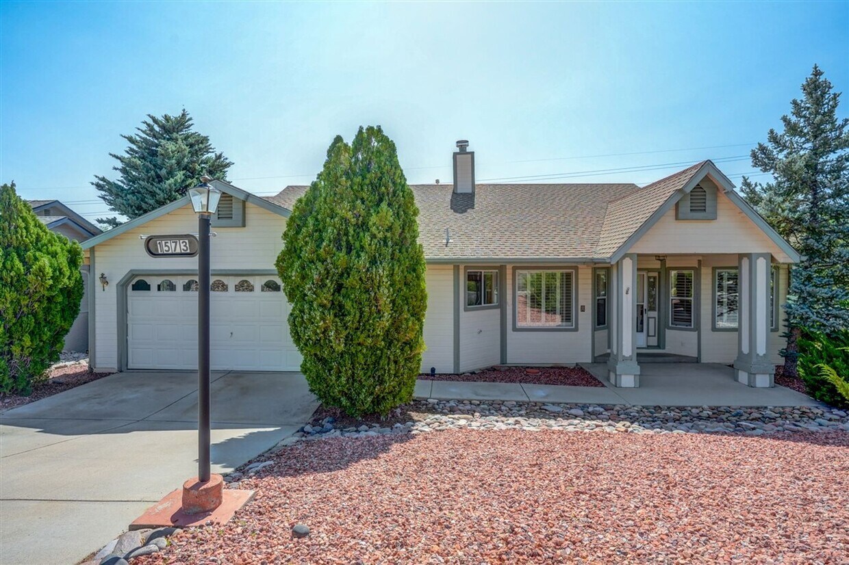 Foto principal - Freshly painted, 3 Bedroom, 2 Bath Home in...