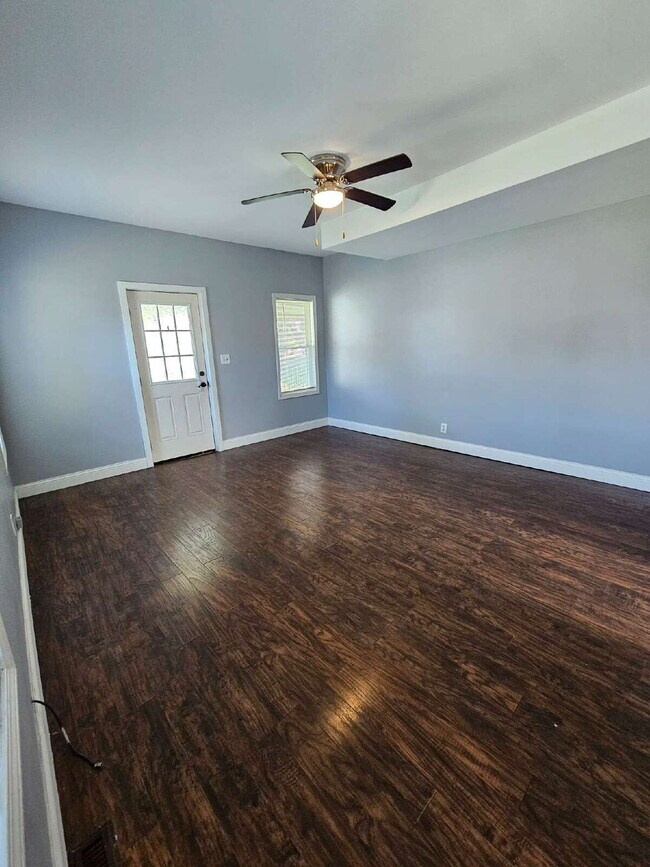 Foto del edificio - Duplex - 2 Bedroom, 2 Full Bathrooms and a 2 Car Garage. Updated Living Space with Hardwood Floor...