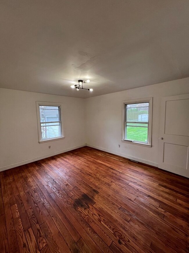 Building Photo - Single Family Home -Recently updated