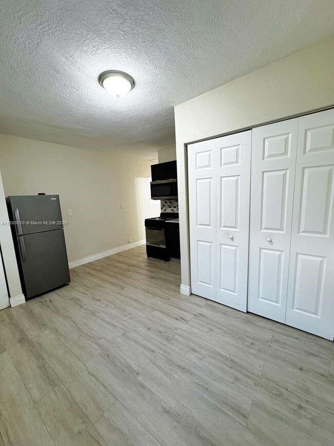Foto del edificio - 2731 NW 1st St