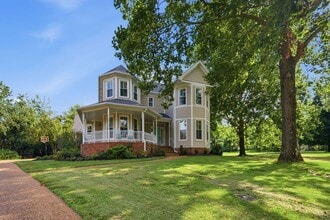 Building Photo - 1733 Carriage Ct