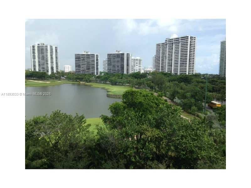 Foto del edificio - 20000 E Country Club Dr