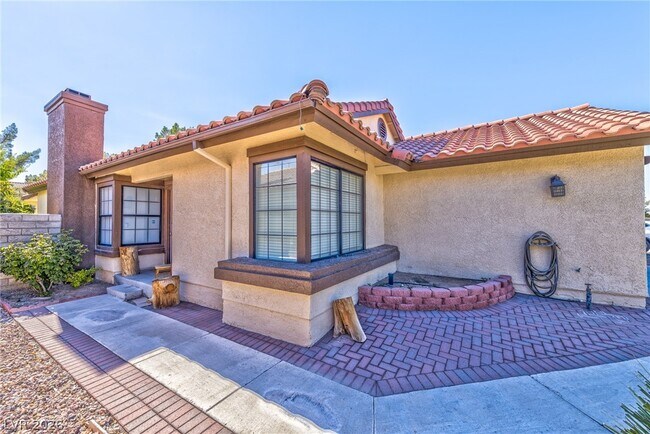 Foto del edificio - 640 Whispering Palms Dr