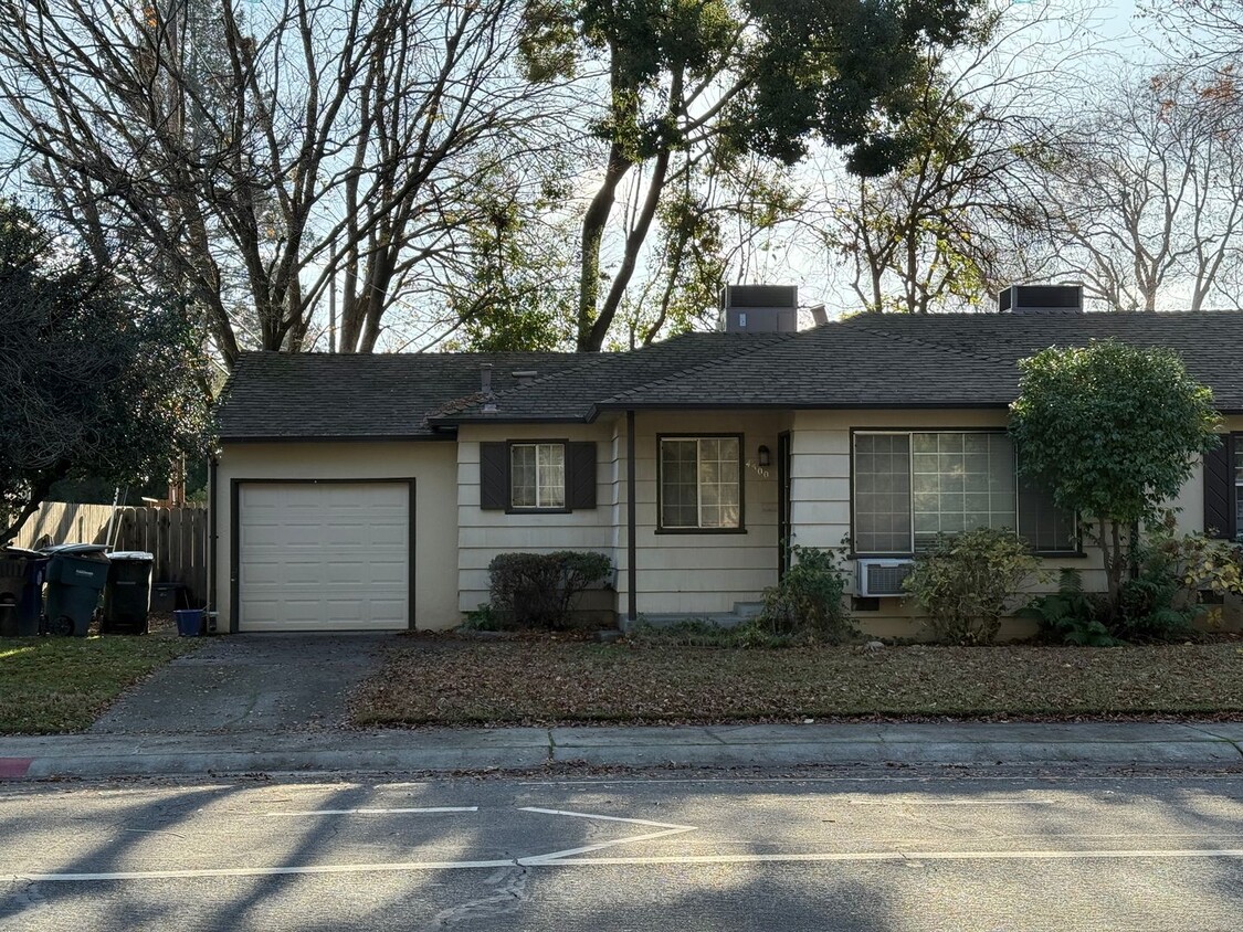 Primary Photo - ADORABLE 2/1 (East Sac Location) Duplex!