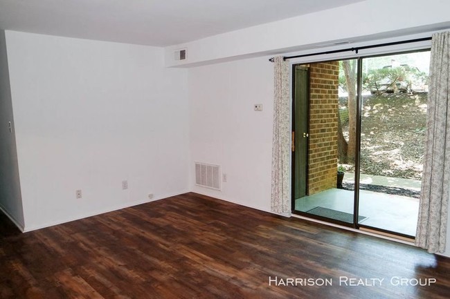 Building Photo - 1212 Schaub Dr