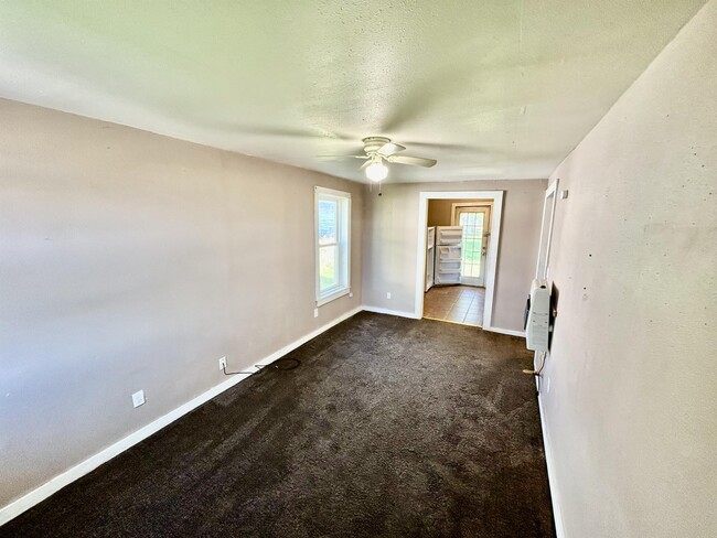 Building Photo - 204 E 2nd St