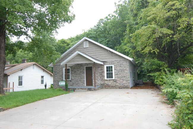 Building Photo - Adorable newly renovated 2 bedroom 1 bath ...
