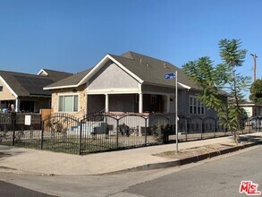 Building Photo - 1305 W 37th Pl