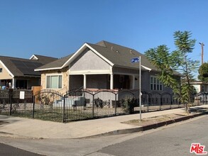 Building Photo - 1305 W 37th Pl