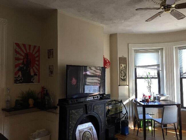 Building Photo - No brokers Fee. Central Mission Hill Locat...