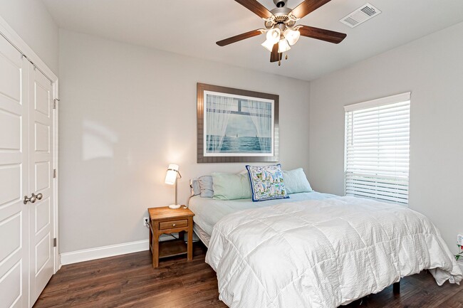 Building Photo - 2  Bedroom Townhome in a Gated Community