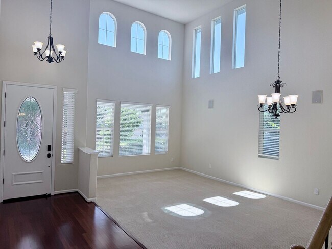 Foto del edificio - 5-Bed Gated Family Oasis | Prime Location & Backyard Space