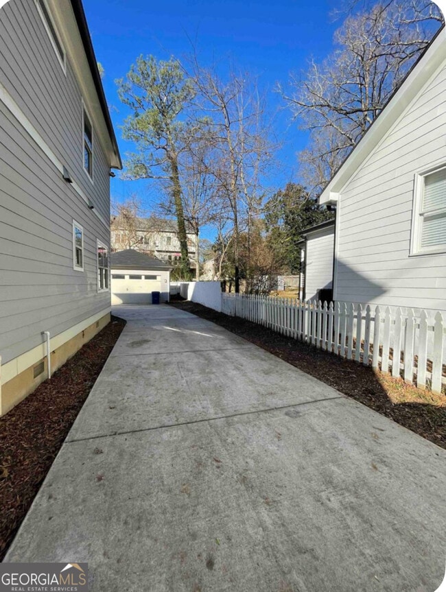 Building Photo - 2668 Memorial Dr SE