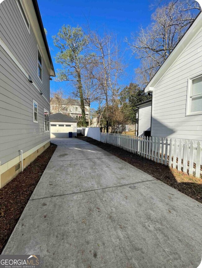 Foto del edificio - 2668 Memorial Dr SE