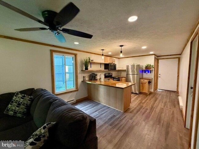 Building Photo - 143 Deer Run Ln